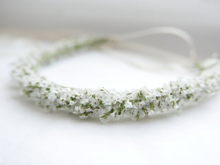 zarter dünner haarkranz trockenblumen wie schleierkraut weiß