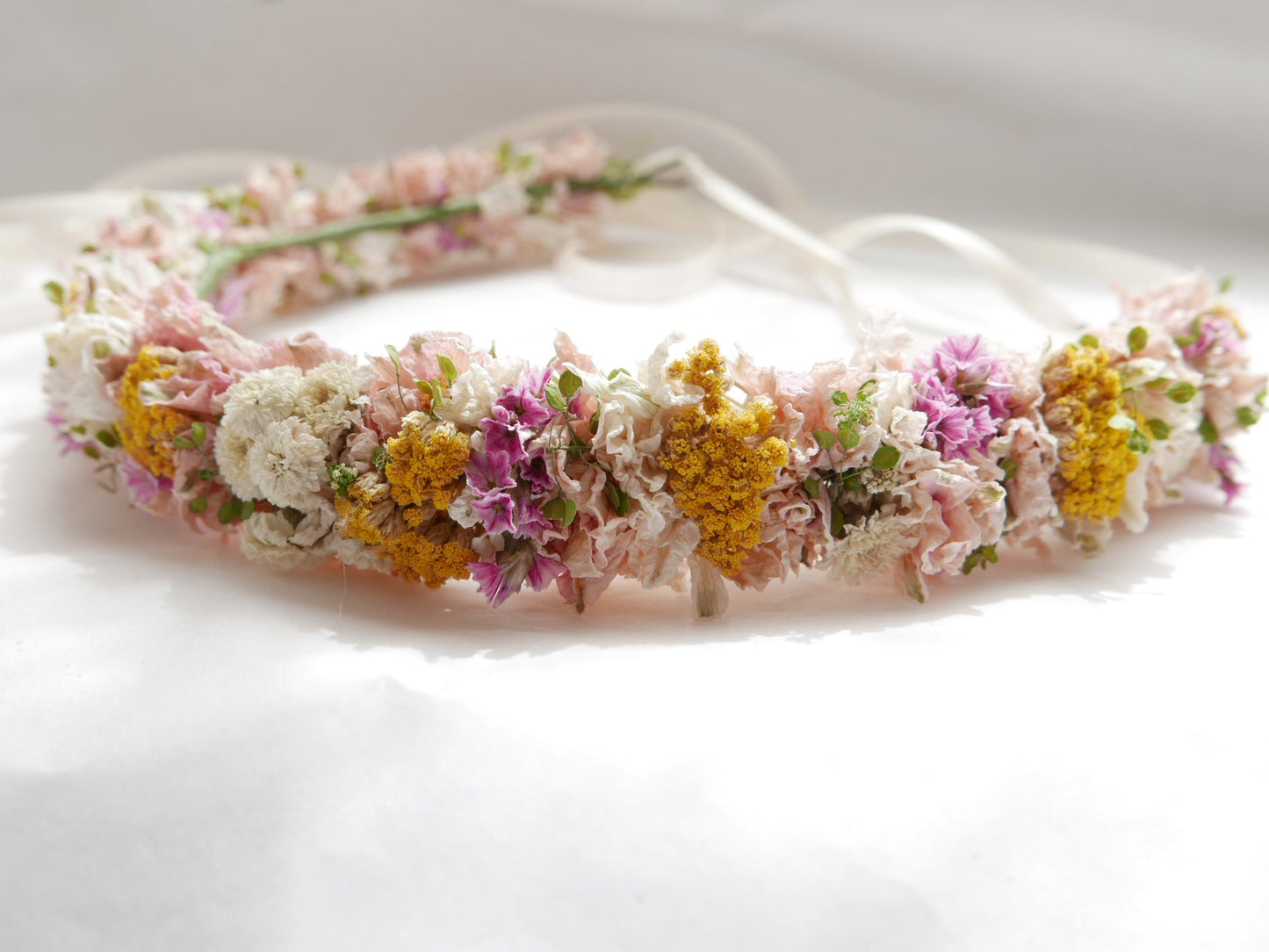 haarkranz aus trockenblumen gelb rosa weiß slow flowers