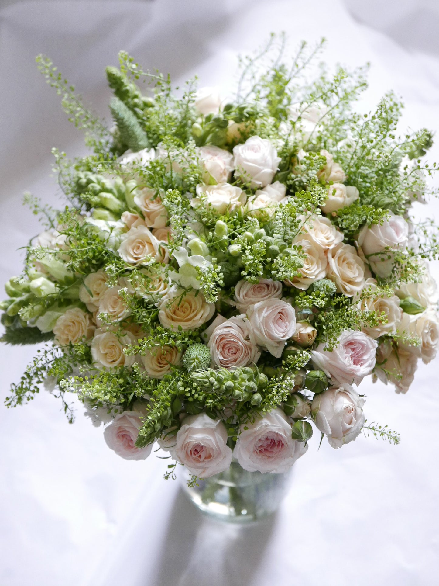 Großer Bioblumenstrauß Hochzeit rosen weiß grün slow flowers