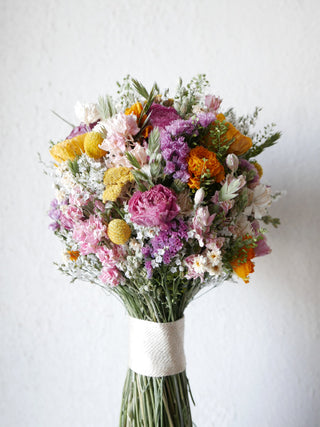 Brautstrauß aus nachhaltigen bunten Trockenblumen Slow flowers